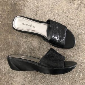 Black leather naturalizer slip on chunky sandals